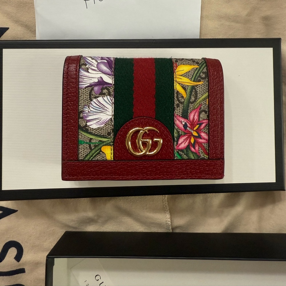 GUCCI GG Supreme Monogram
Flora Web Ophidia Card Case in Red.